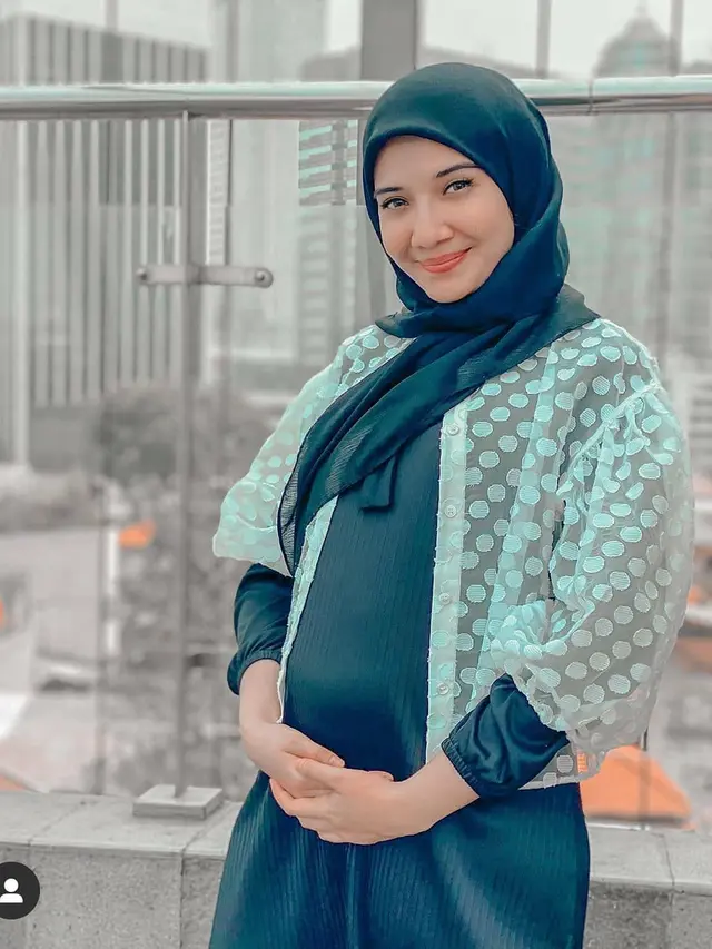 Hamil Setelah 10 Tahun Nikah, Ini 6 Potret Zaskia Sungkar Pamer Baby Bump
