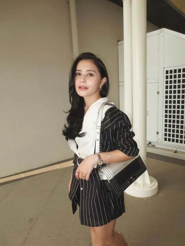 Gaya Smart Casual Prilly Latuconsina Sambil Tenteng Tas Chanel Rp72 Juta-an, Inspirasi Outfit Ngantor yang Stylish