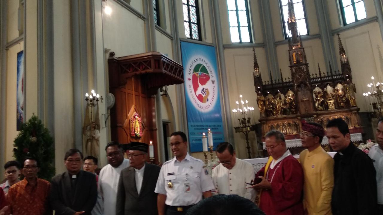Gubernur DKI Jakarta Anies Baswedan berkeliling gereja jelang perayaan Natal Selasa (25/12/2018). (Istimewa)
