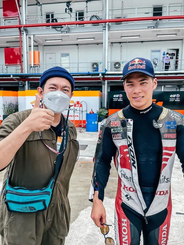 8 Potret Melki Bajaj Foto Bareng Pembalap MotoGP di Mandalika, Banjir Pujian