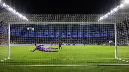Penyerang Lyon, Tete mencetak gol penalti ke gawang Liverpool selama pertandingan Dubai Super Cup 2022 di Al Maktoum Stadium, Uni Emirat Arab, Minggu (11/12/2022). Lyon menang atas Liverpool 3-1. (AFP/Karim Sahib)