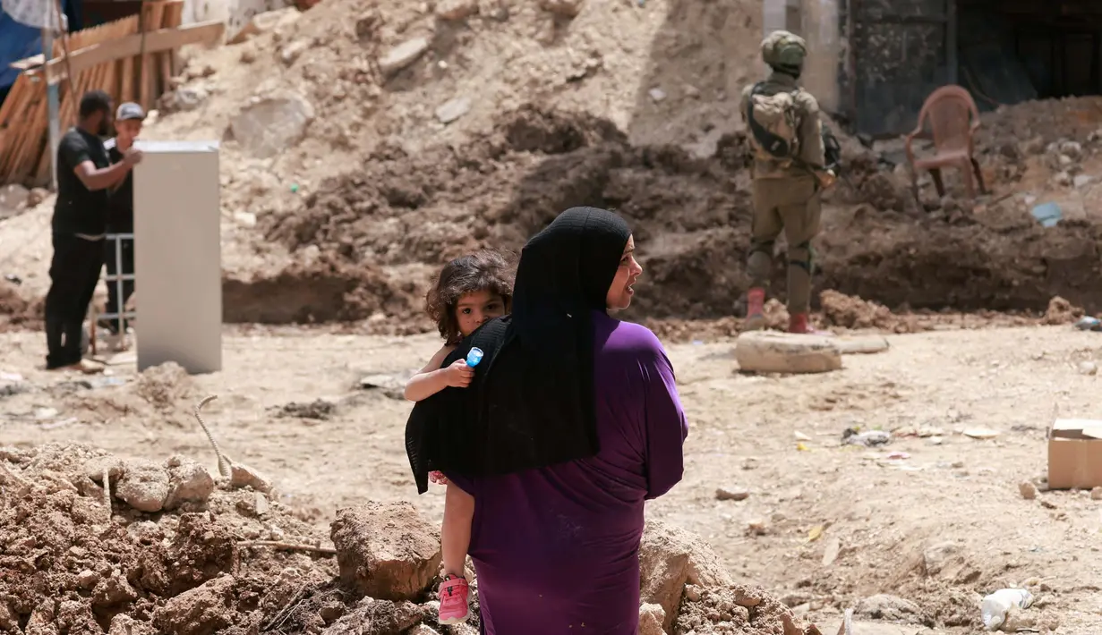 Militer Israel memerintahkan warga Palestina untuk meninggalkan rumah mereka selama operasi Israel di kamp pengungsi Tulkarem di barat laut Tepi Barat yang diduduki pada 2 Mei 2025. (Jaafar ASHTIYEH/AFP)