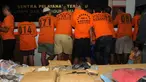 Barang bukti Narkoba beserta tersangka saat digelar rilis di Polres Jakarta Timur, Sabtu (6/2). Sebanyak 3,1 kg Ganja dan 1/4 kg sabu dan 419 butir pil ekstasy diamankan petugas Polres Jakarta Timur. (Liputan6.com/Helmi Afandi)