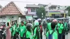 Ratusan tukang ojek online serang ojek pangkalan di Bogor, hingga Komunitas Sepeda Tua akan keliling Ibu Kota Jakarta.