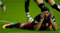 Striker Barcelona, Luis Suarez, gagal mengeksekusi penalti saat melawan Sporting Gijon, Kamis (18/2/2016) dini hari WIB. (AFP/Miguel Riopa)
