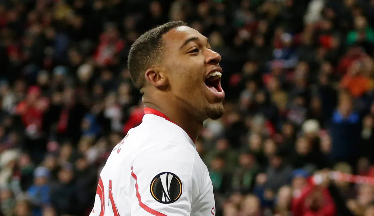 Gelandang Liverpool, Jordon Ibe melakukan selebrasi usai mencetak gol kegawang Rubin Kazan pada lanjutan Liga Europa Grup B di Kazan Arena, Rusia, (6/11). Liverpool menang atas tuan rumah Rubin Kazan dengan skor 1-0. (Reuters/Henry Browne)