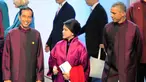 Presiden Jokowi bersama Iriana dan Obama bersiap berpose saat Family Photo KTT APEC 2014 di Beijing, Senin (10/11/2014) (Antara Foto/Setpres)