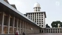 Pekerja beraktivitas membersihkan bagian lantai Masjid Istiqlal, Jakarta, Selasa (18/6/2019). Pemerintah merenovasi dan memperbaiki struktur bangunan Masjid Istiqlal yang merupakan salahsatu cagar budaya dengan anggaran sebesar Rp465 miliar. (Liputan6.com/Helmi Fithriansyah)