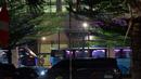 Dua unit bus disiapkan di halaman gedung VVIP Bandara Soekarno Hatta, Tangerang, jelang kedatangan Timnas Argentina, Jumat (16/6/2023) malam. (Bola.com/M Iqbal Ichsan)