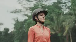 Berjalan pelan, pemain Film Pertaruhan The Series ini fokus kedepan memperhatikan arah kuda berjalan. Clara Bernadeth memegang kendali penuh atas kuda yang ditungganginya. Helm hingga sepatu boat tak boleh ketinggalan bagi aktris berdarah Prancis-Indonesia ini. (Liputan6.com/IG/@clarabernadeth).