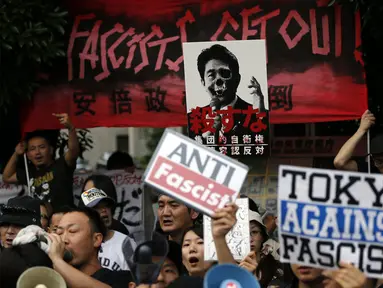 Rencana PM Shinzo Abe yang ingin memperluas peran militer mendapat tentangan dari sejumlah warga Jepang, (30/6/2014). (REUTERS/Issei Kato)