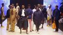Sejumlah model berpose di catwalk mengenakan busana kreasi Assian selama Heineken Fashion and Design Week di Lagos, Nigeria (26/10/2019). Lagos Fashion Week (LFWNG) adalah acara mode multi-hari tahunan yang didirikan pada 2011 oleh Omoyemi Akerele. (AP Photo/Sunday Alamba)