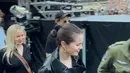 Selena Gomez terlihat menghadiri konser Beyonce di Paris mengenakan near-floor-length black leather trench coat.