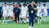 Pelatih Timnas Indonesia U-17, Nova Arianto tertunduk usai memimpin tim asuhannya bertanding melawan China dalam laga uji coba di Indomilk Arena, Tangerang, Banten, Minggu (8/2/2026). Timnas Indonesia U-17 harus menelan kekalahan telak saat menghadapi China dalam laga uji coba. (Bola.com/M Iqbal Ichsan)