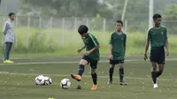 Pemain Timnas Indonesia U-16, Tristan Alif, menendang bola saat pemusatan latihan di Sawangan, Senin (13/5). Sebanyak 41 anak mengikuti seleksi untuk memperkuat timnas di Piala AFF U-15 2019 di Thailand. (Bola.com/M Iqbal Ichsan)