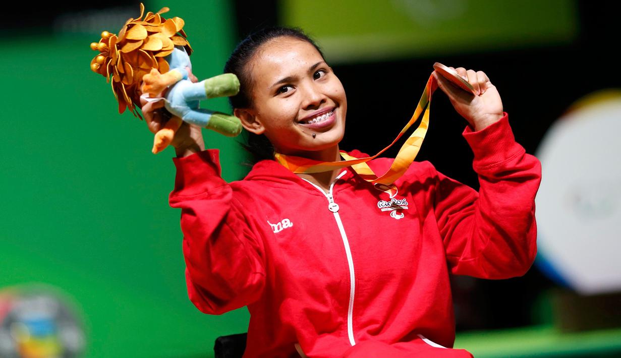 Atlet Indonesia, Ni Nengah Widiasih berpose memegang medali perunggu yang diraihnya pada cabang angkat berat di kelas -41 kg, di Paralimpiade 2016 Rio de Janeiro, Kamis (8/9). Ni Nengah sukses mengangkat beban seberat 95 kg. (REUTERS/Ueslei Marcelino)