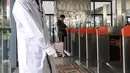 Petugas menyemprotkan cairan disinfektan di Stasiun Kereta Api Yingtan di Nanchang di Provinsi Jiangxi Tengah, China (22/1/2020). Selain menewaskan 17 orang, virus corona juga telah menginfeksi lebih dari 571 orang, termasuk di Taiwan, Jepang, Thailand, Korea Selatan, dan AS. (AFP Photo/STR)