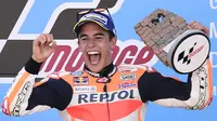 Pebalap Repsol Honda, Marc Marquez, merayakan kemenangan pada GP Aragon di Sirkuit Motorland, Alcaniz, Minggu (24/9/2017). Marquez berhasil finis tercepat dengan waktu 42 menit 6,819 detik. (AFP/Javier Soriano)