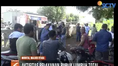 Puluhan pegawai memilih berada di luar kantor dengan mengenakan pakaian biasa sambil menunggu kedatangan bupati.