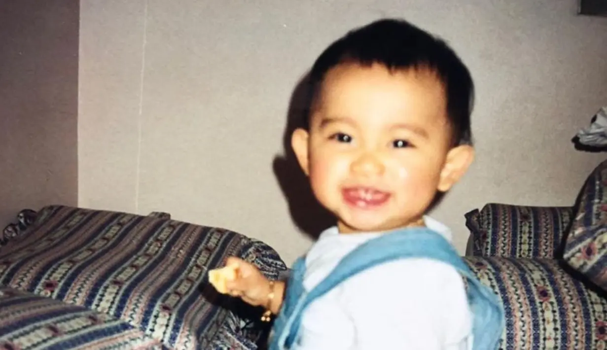 Senyum pamer gigi kelinci, Rachel Vennya kecil ini bikin netizen gemas sendiri. Belasan tahun berlalu, tak terasa gadis kecil ini sudah jadi ibu dua anak. Unggah foto masa kecil ini di Instagram, netizen ada beragam pendapat menyebut foto Rachel ini mirip Chava hingga Xabiru. Jika diperhatikan, selebgram berusia 27 tahun ini memang mirip dengan Xabiru, dari bibir, pipi hingga ekspresi wajahnya. (Liputan6.com/IG/@rachelvennya)