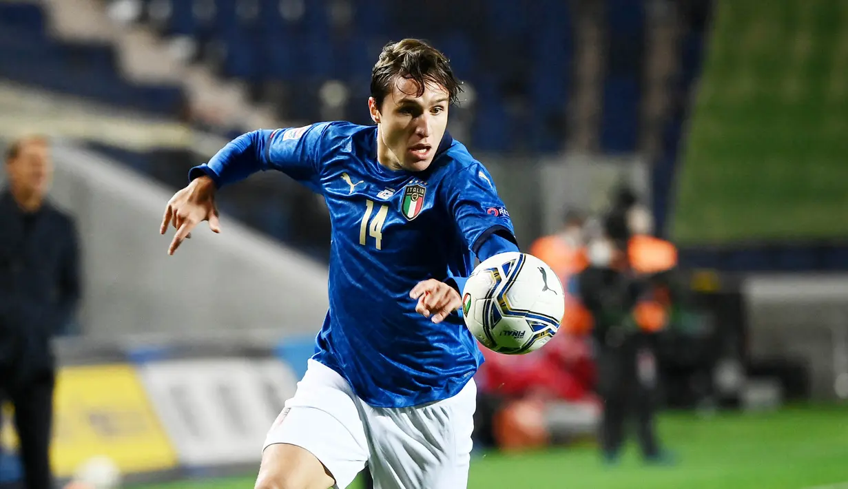 Federico Chiesa - Mantan pemain Fiorentina ini terlihat mengalami perkembangan pesat bersama Si Nyonya Tua. Kecepatan dan kemampuannya dalam menusuk pertahanan lawan membuatnya sangat diandalkan Timnas Italia di Piala Eropa nanti. (AFP/Marco Bertorello)