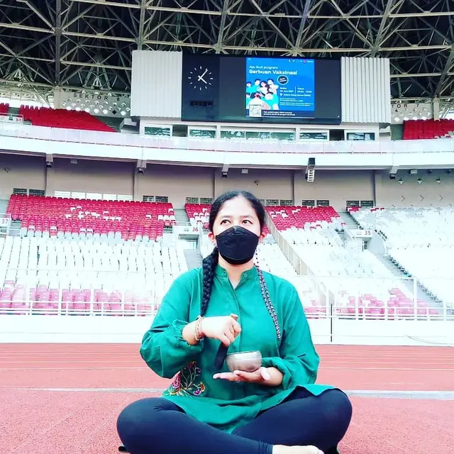 6 Potret Rara Pawang Hujan Lakukan Ritual di Berbagai Tempat Ini Curi Perhatian