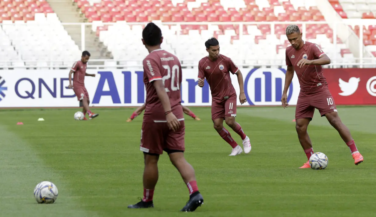 Pemain Persija Jakarta, Bruno Matos, menggiring bola saat latihan jelang laga Piala AFC di SUGBK, Jakarta, Senin (22/4). Persija akan berhadapan dengan Ceres-Negros. (Bola.com/M Iqbal Ichsan)