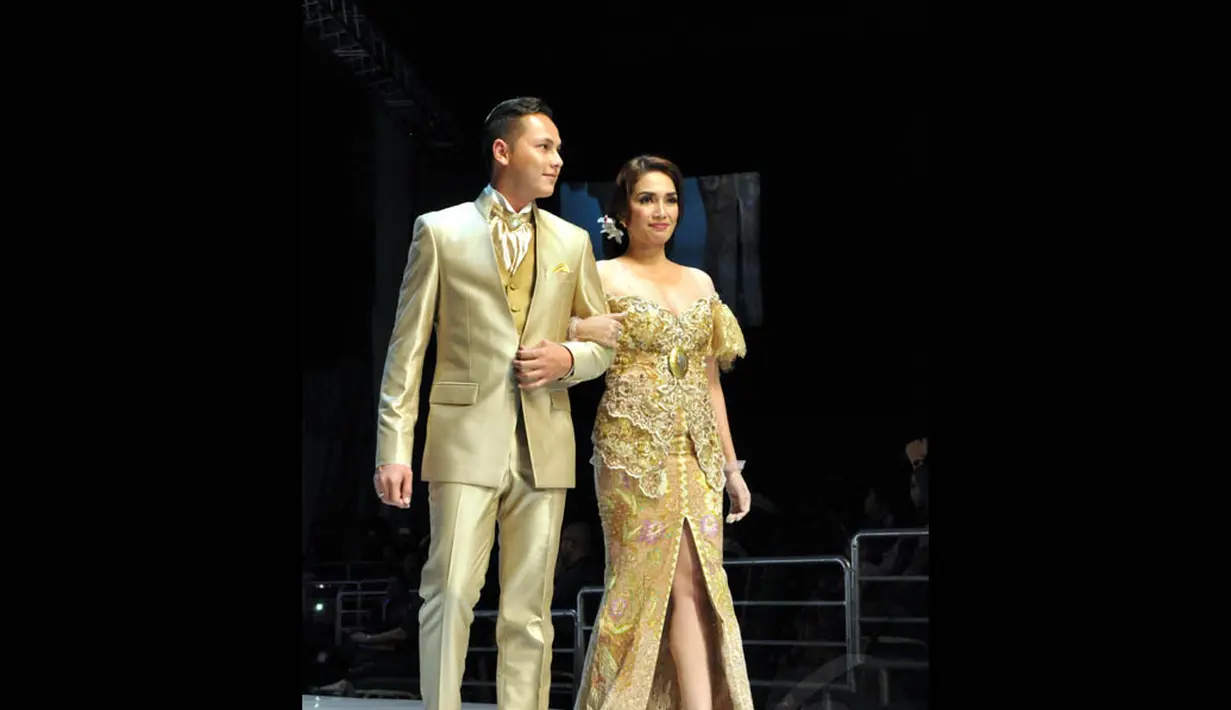 Andhika Pratama mendaratkan ciuman di kening istrinya, Ussy Sulistyawati saat membawakan karya Anne Avantie, Jakarta, (3/9/14). (Liputan6.com/Panji Diksana)