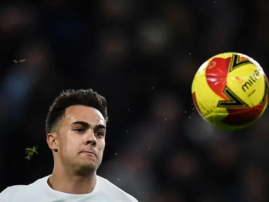 Manchester United (MU) dikabarkan sudah menjalin kesepakatan untuk meminjam bek kiri milik Tottenham Hotspur, Sergio Reguilon. (Daniel LEAL / AFP)