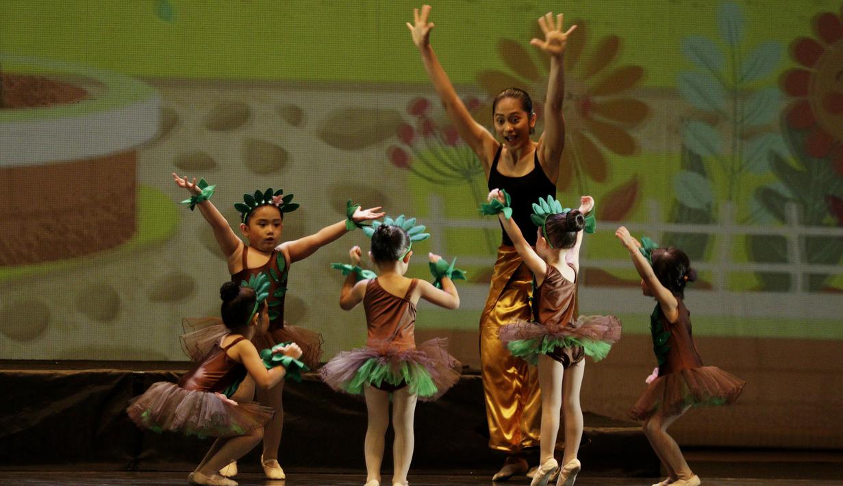 Penari ballet cilik saat pementasan di Teater Jakarta TIM, Sabtu, (12/9). Pertunjukan tari ballet oleh Namarina ini mengangkat tema "Di Bawah Langit Biru". (Bola.com/M Iqbal Ichsan)