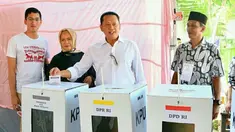 Ketua DPR RI Bambang Soesatyo bersama keluarga saat menggunakan hak pilihnya pada Pemilu 2019 di Tempat Pemungutan Suara (TPS) 15, Kelurahan Purbalingga Lor, Kecamatan Purbalingga, Kabupaten Purbalingga, Jawa Tengah, Rabu (17/4). (Liputan6.com/Pool/Humas DPR)