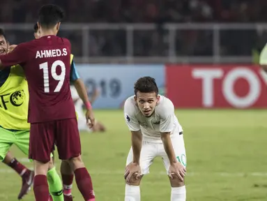 Gelandang Timnas Indonesia, Egy Maulana, tertunduk lesuh usai dikalahkan Qatar pada laga AFC U-19 Championship di SUGBK, Jakarta, Minggu (21/10). Indonesia kalah 5-6 dari Qatar. (Bola.com/Vitalis Yogi Trisna)