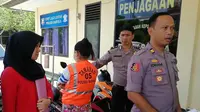 Seorang bidan berinisial RK (32) ditangkap anggota Polsek Baruga Kota Kendari lantaran terjerat berbagai kasus penipuan. (Liputan6.com/ Ahmad Akbar Fua)