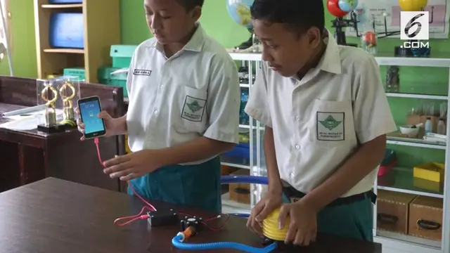 2 orang siswa SD di Purwokerto menciptakan charger handphone bertenaga tiup.