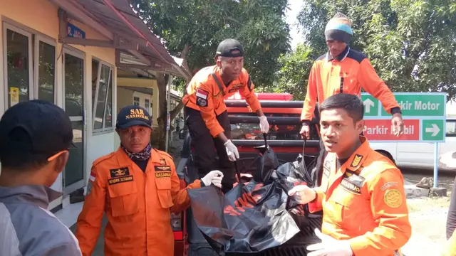 Tim SAR gabungan mengevakuasi korban tenggelam Pantai Kemiren, Cilacap. (Foto: Liputan6.com/Basarnas/Muhamad Ridlo)
