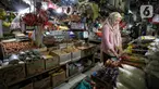 Pembeli memilih bahan makanan di salah satu pasar di Jakarta, Selasa (1/8/2023). Laju inflasi Indonesia terus mengalami penurunan. (Liputan6.com/Angga Yuniar)
