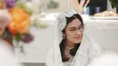 Dian tampak mengenakan anting-anting silver. Wajahnya dipoles makeup hanya tampak lipstik matte coral. Aura inner beauty terpancar di ulang tahunnya. [@therealdisastr]