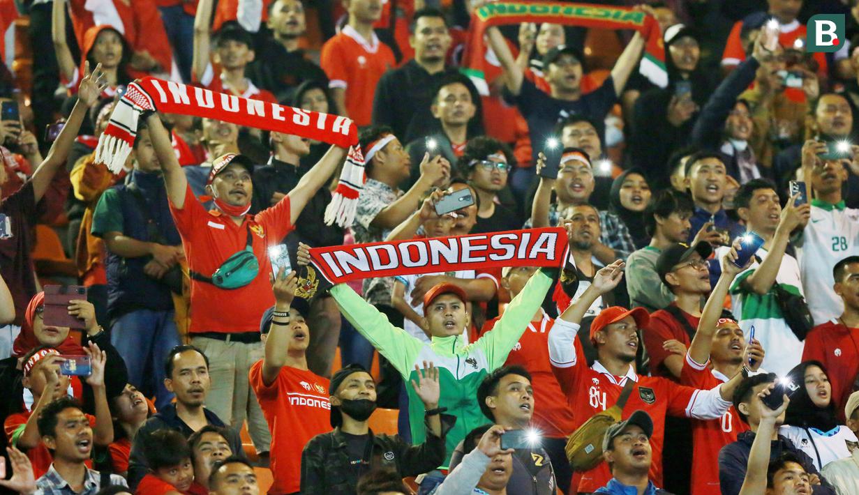 Suasana Stadion Pakansari, Kabupaten Bogor hampir penuh dan terus menggema sepanjang laga. Para pendukung bernyanyi untuk mendukung Timnas Indonesia kontra Curacao. (Bola.com/M Iqbal Ichsan)