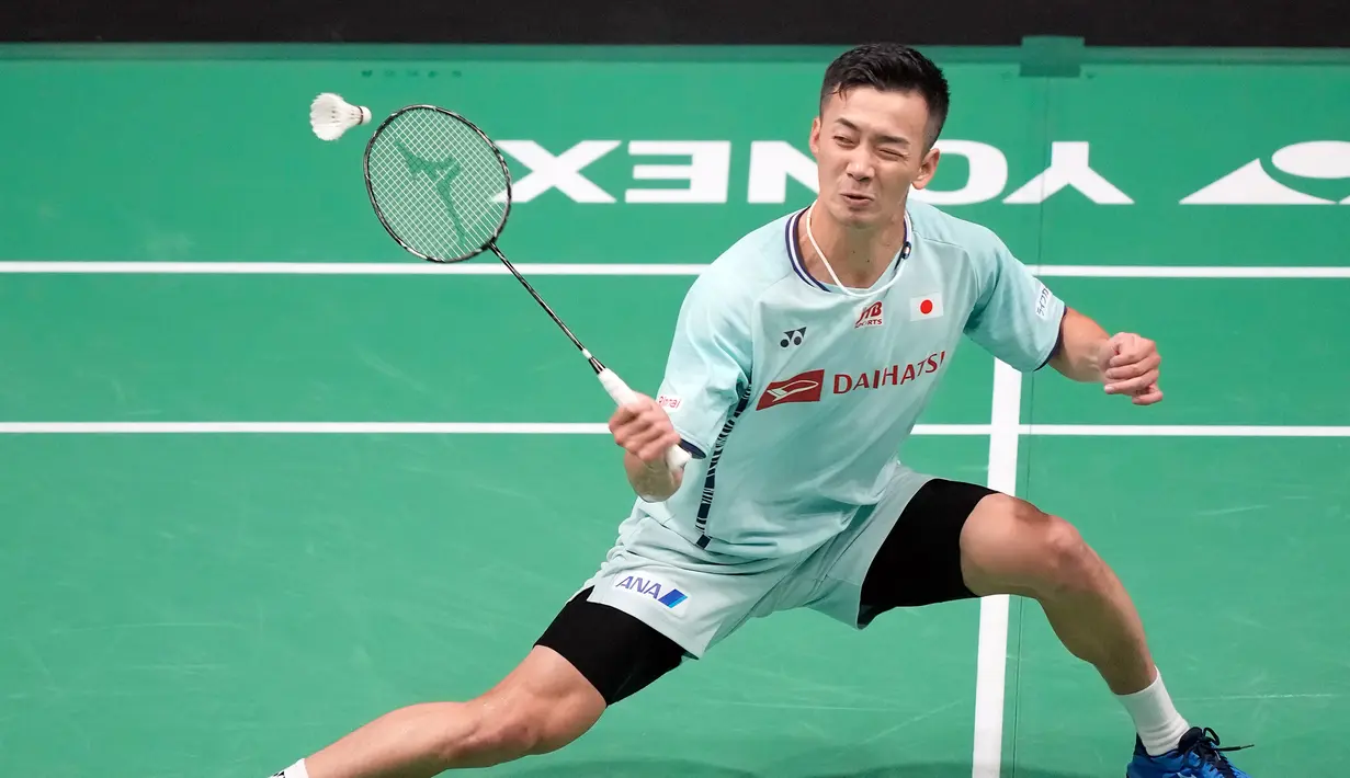 Kenta Nishimoto saat melawan Jonatan Christie pada pertandingan bulu tangkis tunggal putra Malaysia Open 2023 di Bukit Jalil Axiata Arena, Kuala Lumpur, Malaysia, Kamis (12/1/2023). Jonathan Christie kalah dua gim langsung dari Kenta Nishimoto dengan skor 15-21 dan 17-21. (AP Photo/Vincent Thian)