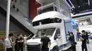 Para pengunjung melihat-lihat sebuah kendaraan rekreasi dalam Pameran Mobil Internasional Guangzhou ke-18 di China Import and Export Fair Complex di Guangzhou, Provinsi Guangdong, China selatan (20/11/2020). (Xinhua/Lu Hanxin)
