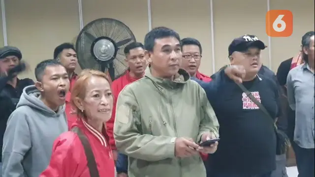 Aksi protes para saksi partai politik peserta pemilu di sidang pleno KPU Kota Sukabumi, (Liputan6.com/Fira Syahrin).