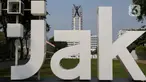 Aktivitas pekerja saat membersihkan Monumen Pembebasan Irian Barat di Taman Lapangan Banteng, Jakarta, Kamis (26/9/2024). (Liputan6.com/Herman Zakharia)
