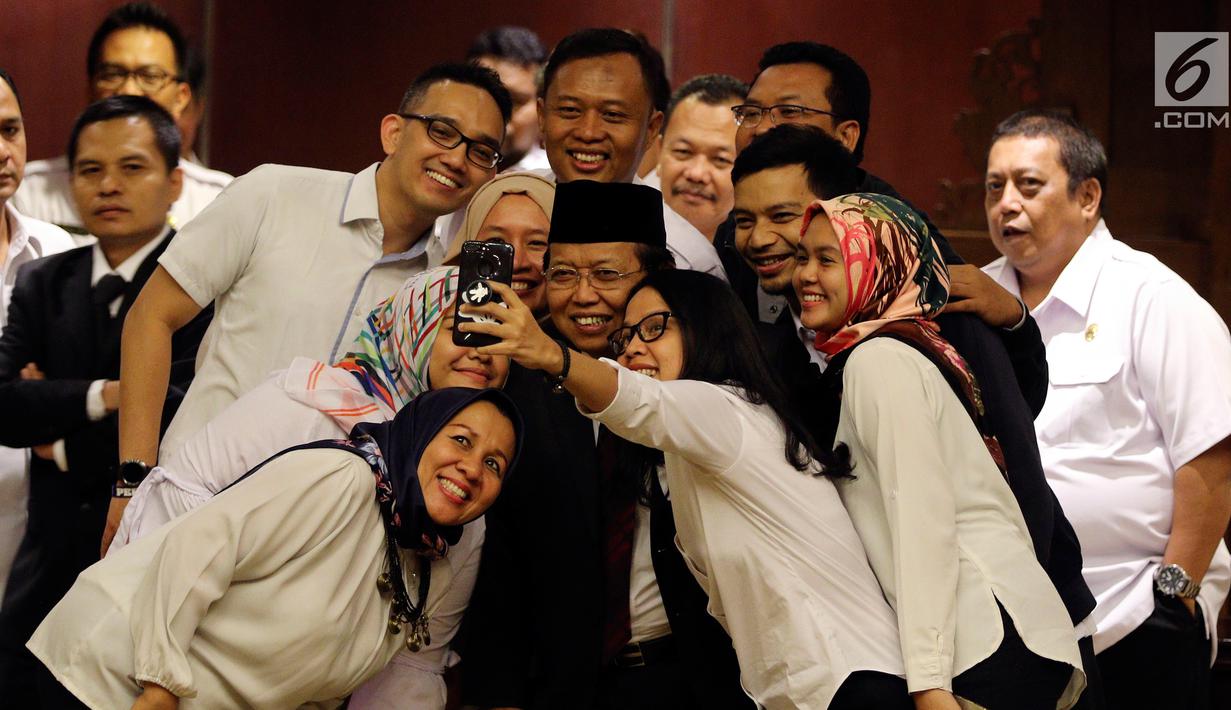 Wakil Ketua DPD terpilih Akhmad Muqowam berswafoto dengan staf DPD usai mengucap sumpah jabatan saat dilantik pada Rapat Paripurna DPD, Jakarta, Kamis (26/7). Akhmad Muqowam terpilih melalui voting dengan mendapat 30 suara. (Liputan6.com/Johan Tallo)