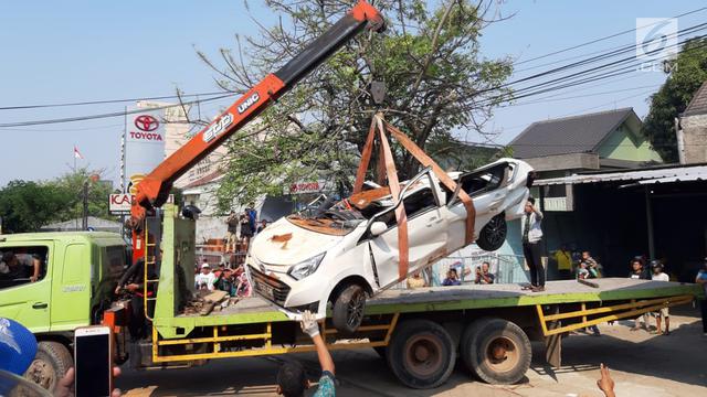 Truk Tanah Timpa Mobil di Karawaci Tangerang