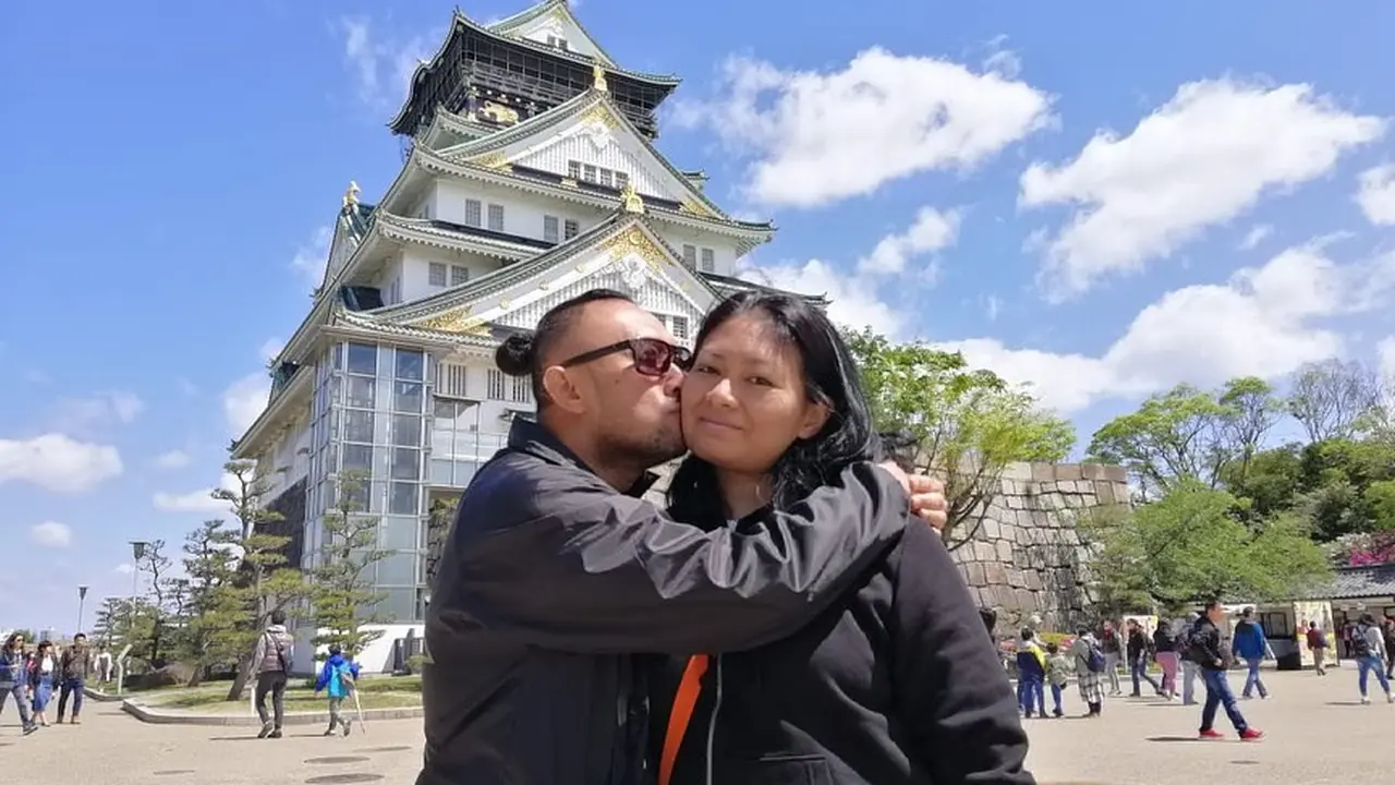 Ronal Surapradja bersama istrinya saat liburan di Jepang