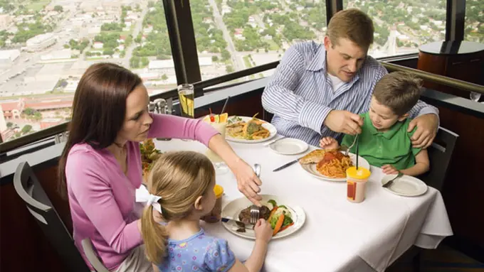 Makan Siang Seru Bareng Keluarga di Family Resto Berikut Ini