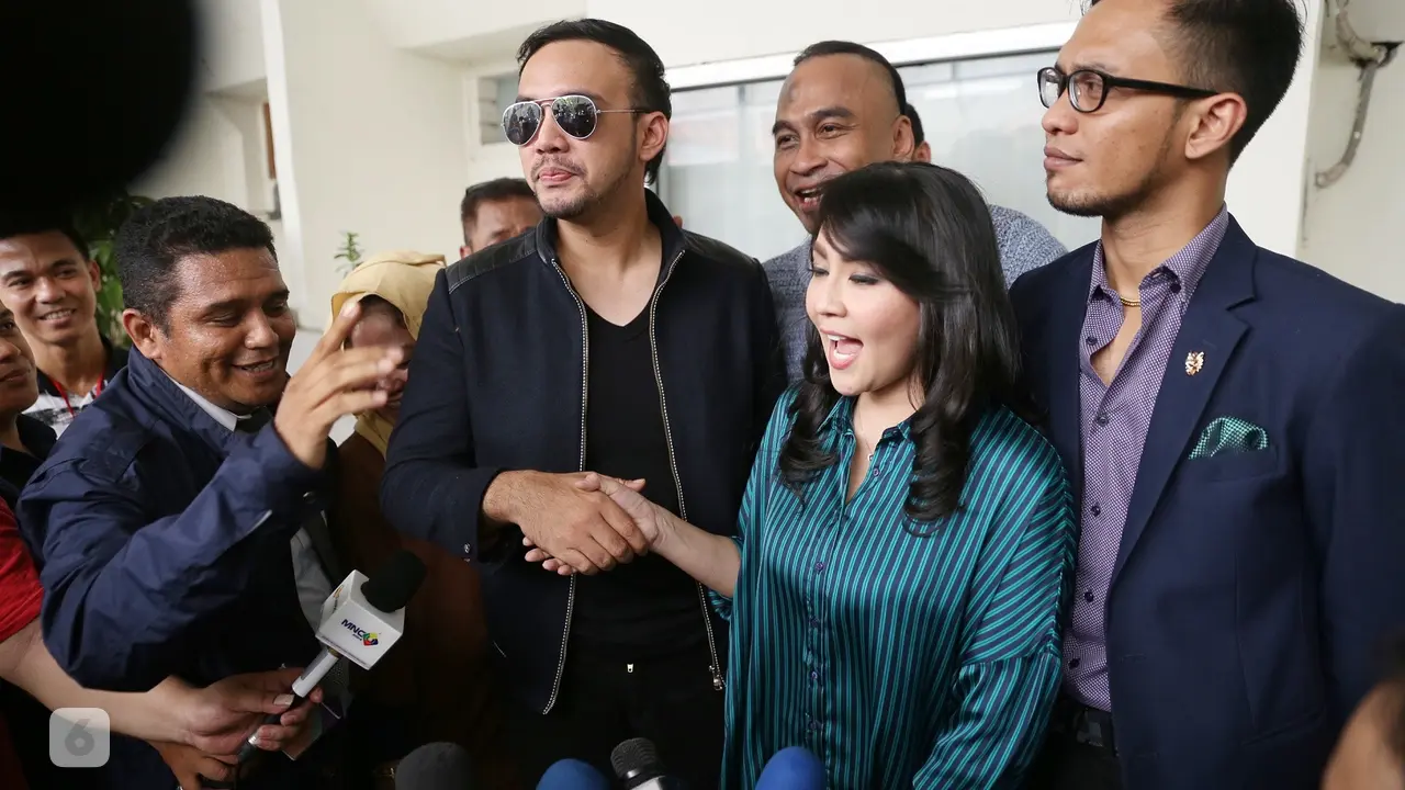 [Bintang] Tessa Kaunang dan Sandy Tumiwa