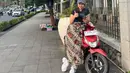 Saat berjalan-jalan ke Semarang, Fuji juga tampil memadukan wastra ke outfitnya. [Foto: Instagram/fuji_an]