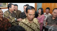 Jokowi menanggapi pertanyaan wartawan usai berfoto bersama stafnya di Balai Kota, Jakarta, Jumat (8/8/2014) (Liputan6.com/Herman Zakharia) 