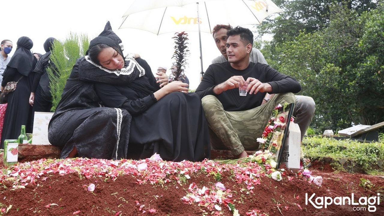 [Fimela] Pemakaman Ibu Kalina Ocktaranny